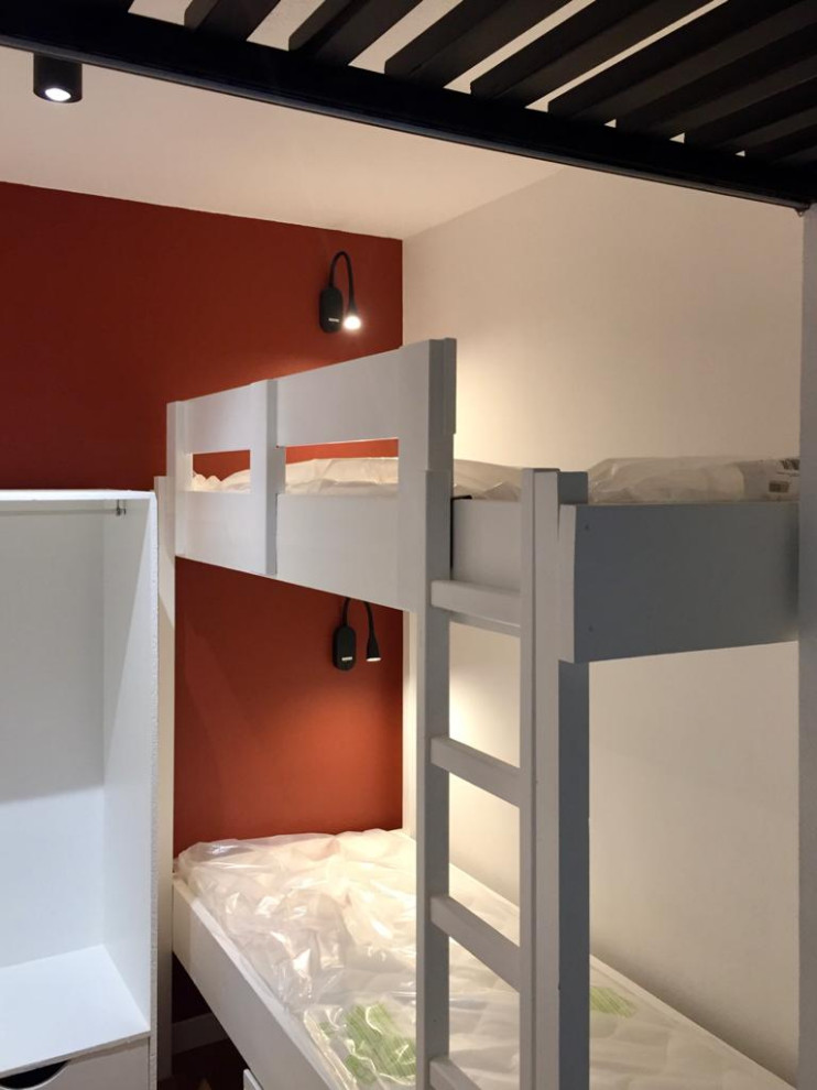 Idéer för att renovera ett litet rustikt könsneutralt barnrum kombinerat med sovrum, med orange väggar och ljust trägolv