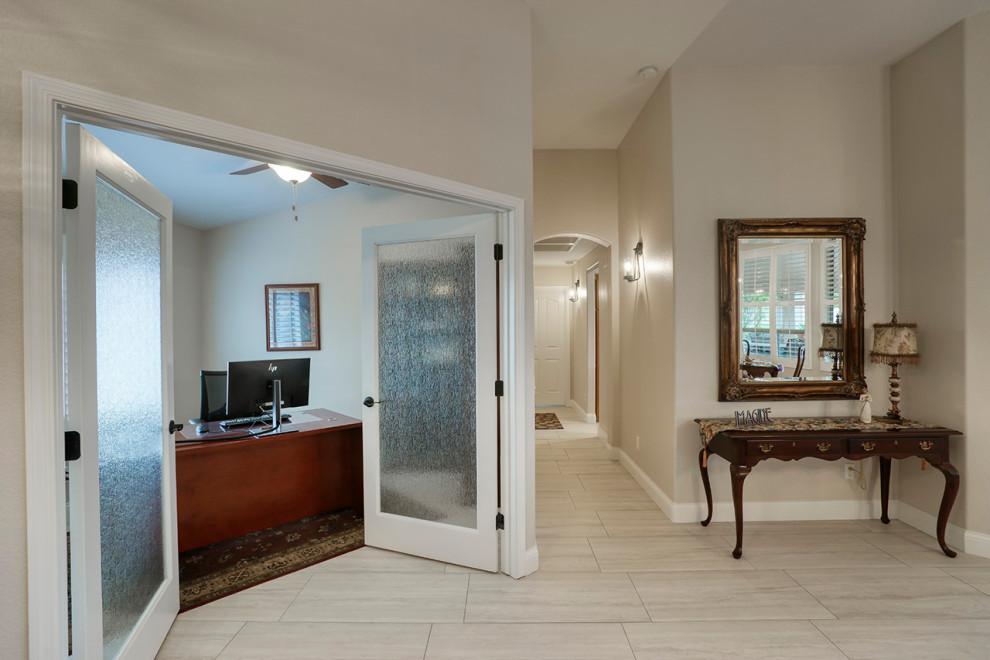 Example of a transitional home design design in Phoenix
