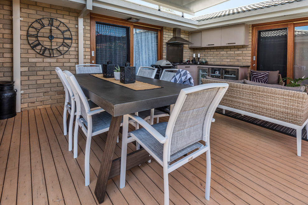 Inspiration for a small modern deck in Brisbane.