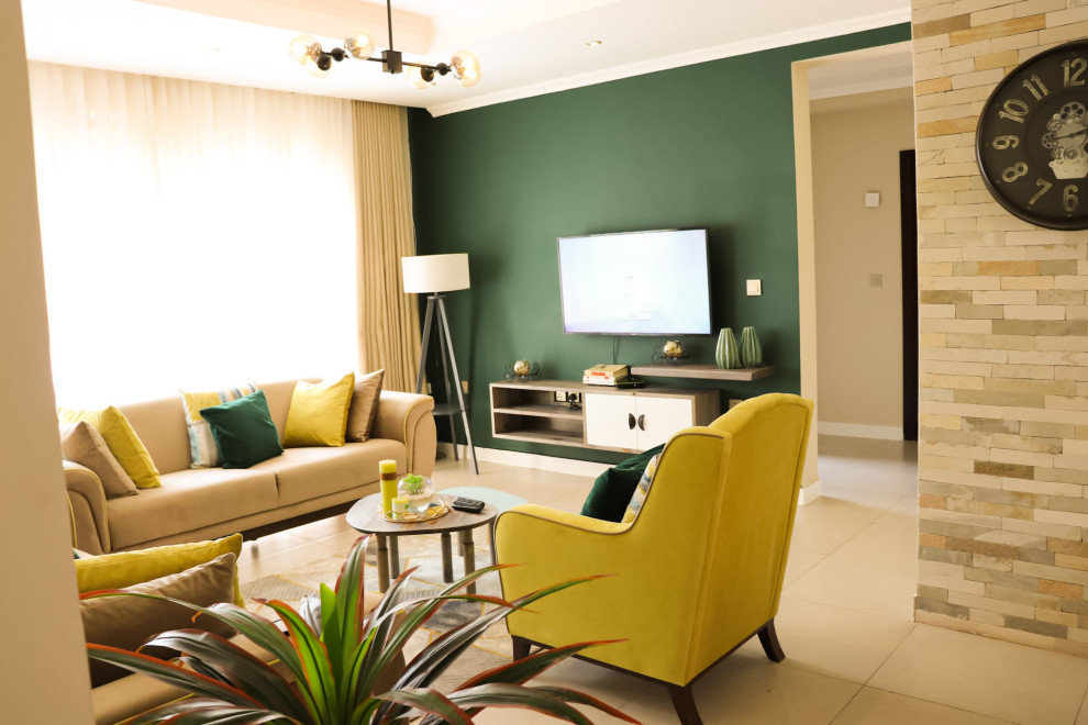 Свежая идея для дизайна: открытая гостиная комната среднего размера в стиле модернизм с зелеными стенами, полом из керамической плитки, телевизором на стене, бежевым полом, многоуровневым потолком и кирпичными стенами - отличное фото интерьера