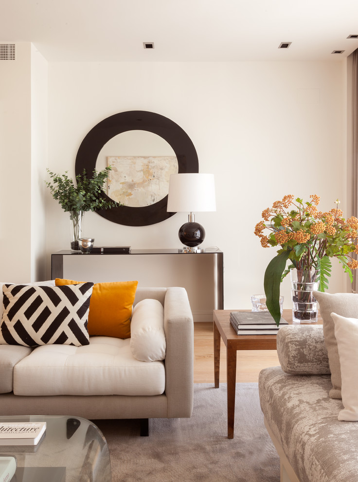 Eklektisk inredning av ett vardagsrum