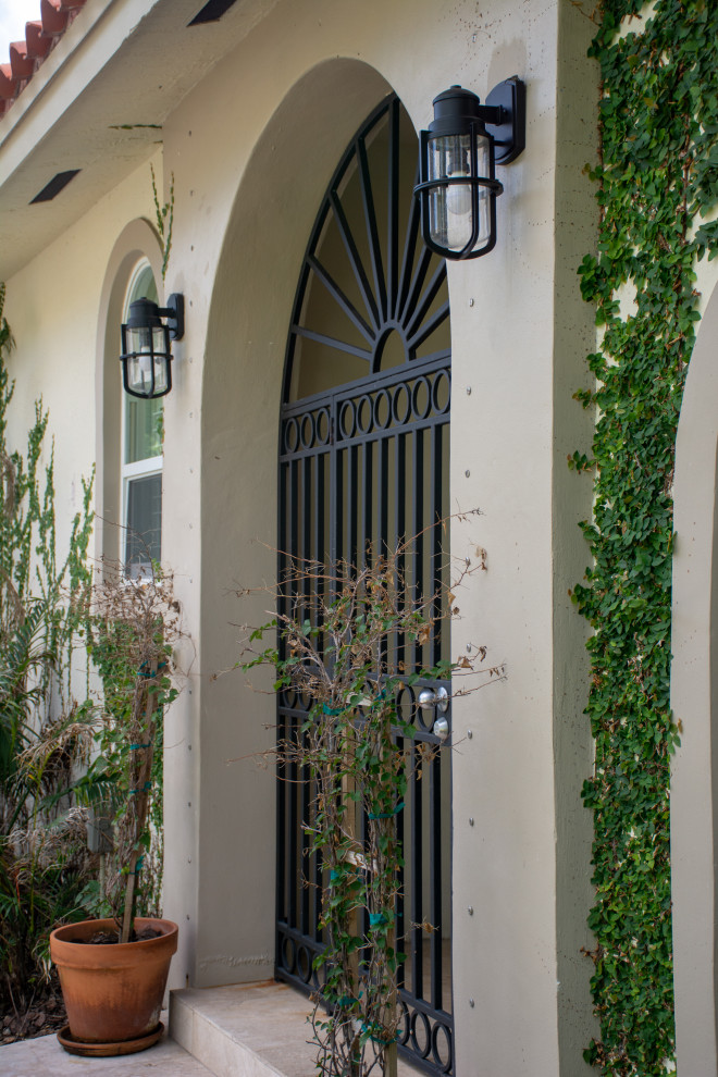 Transitional home design photo in Miami
