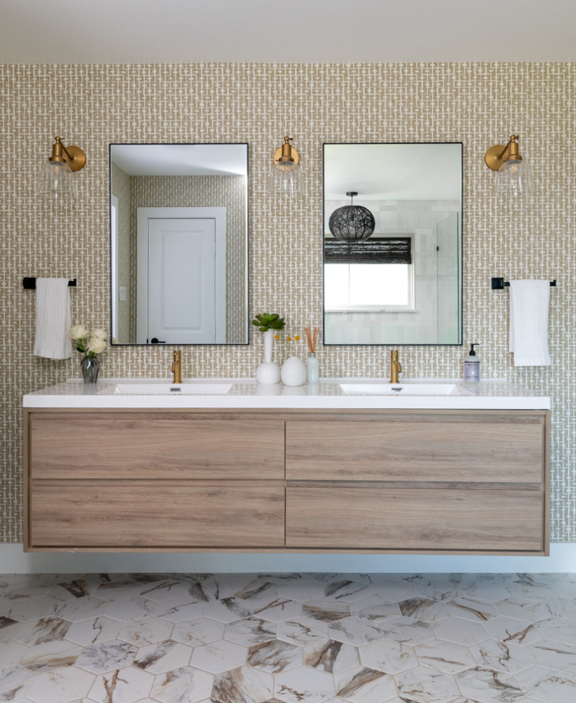 Mid-Century Badezimmer En Suite mit hellen Holzschränken, weißer Wandfarbe, buntem Boden, weißer Waschtischplatte, Doppelwaschbecken, schwebendem Waschtisch, Tapetenwänden und Unterbauwaschbecken in Dallas