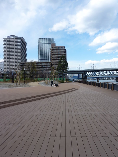 港区港南緑水公園ボードウォーク estilo-craftsman-terraza-y-balcon