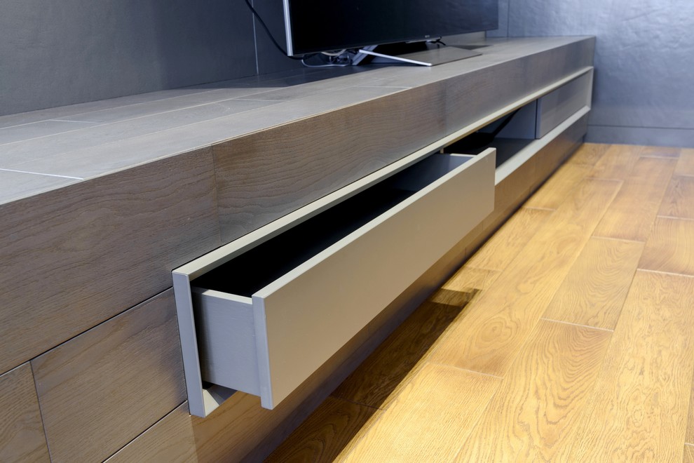 Лаунж-зона у окна из массива дуба