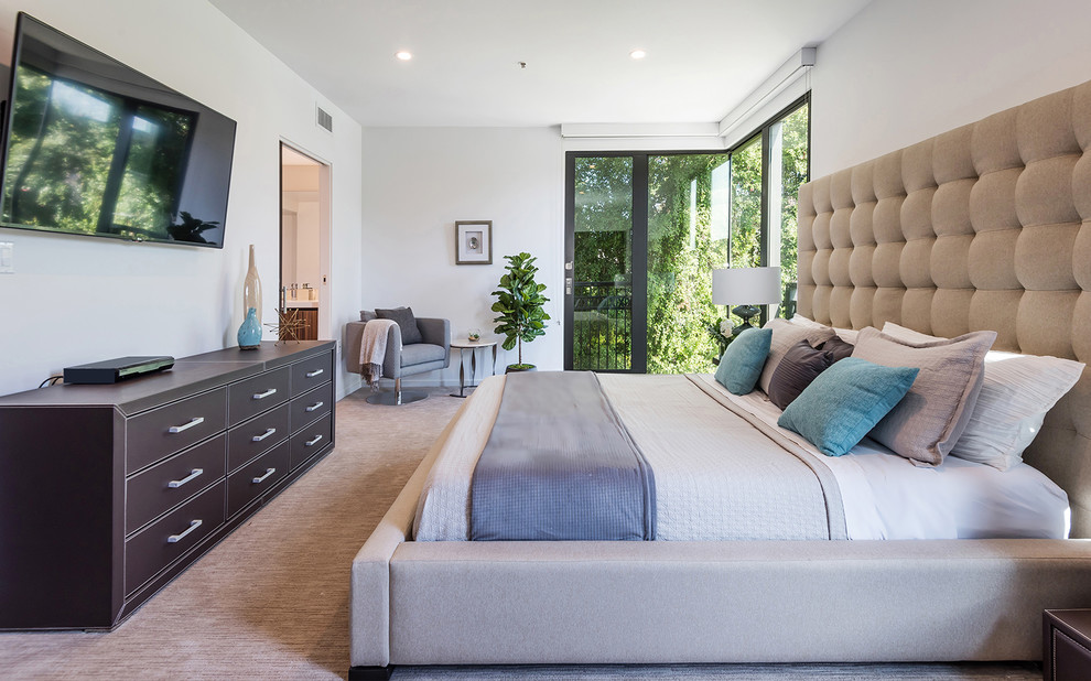 Photo of a mid-sized modern master bedroom in Los Angeles with white walls, carpet and beige floor.