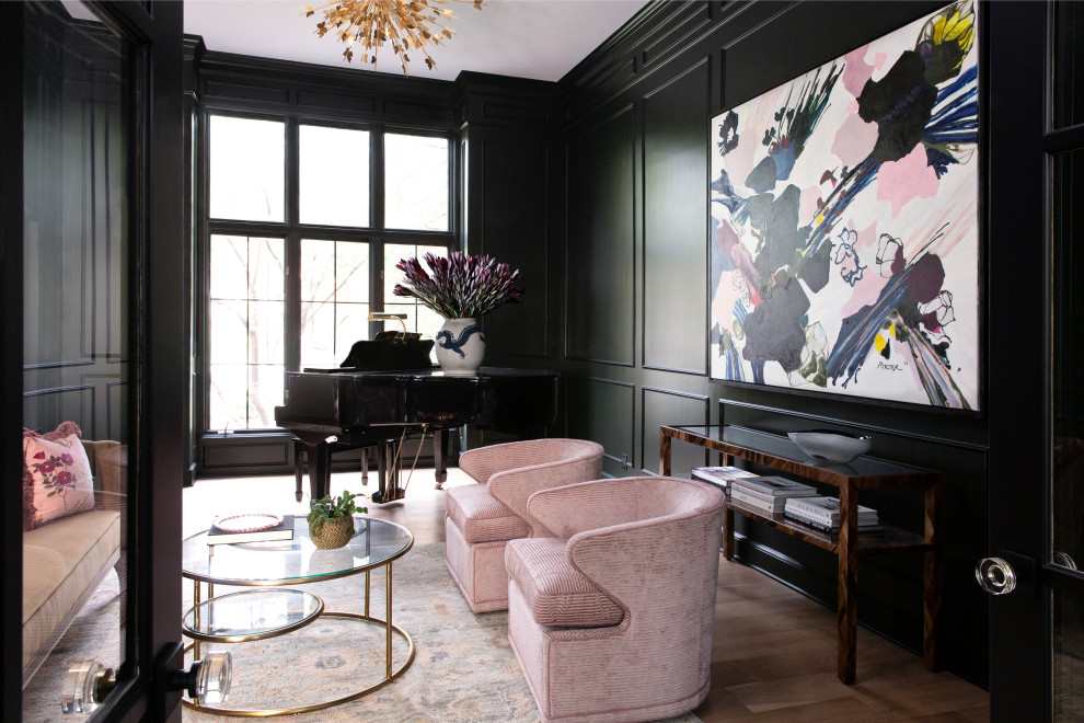 Immagine di un soggiorno tradizionale chiuso con pareti nere, pavimento in legno massello medio, nessuna TV, pavimento marrone e pannellatura