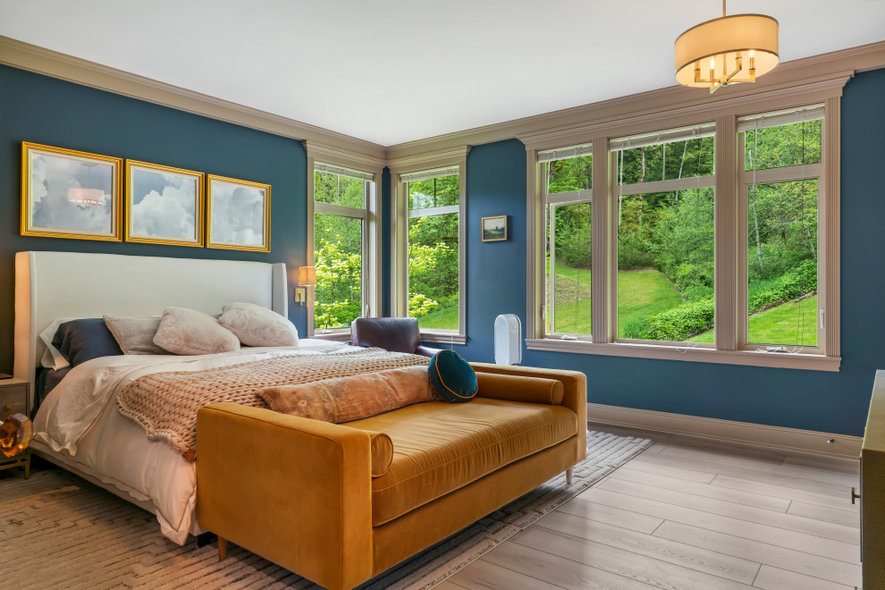 На фото: большая хозяйская спальня в классическом стиле с синими стенами, полом из винила и бежевым полом с