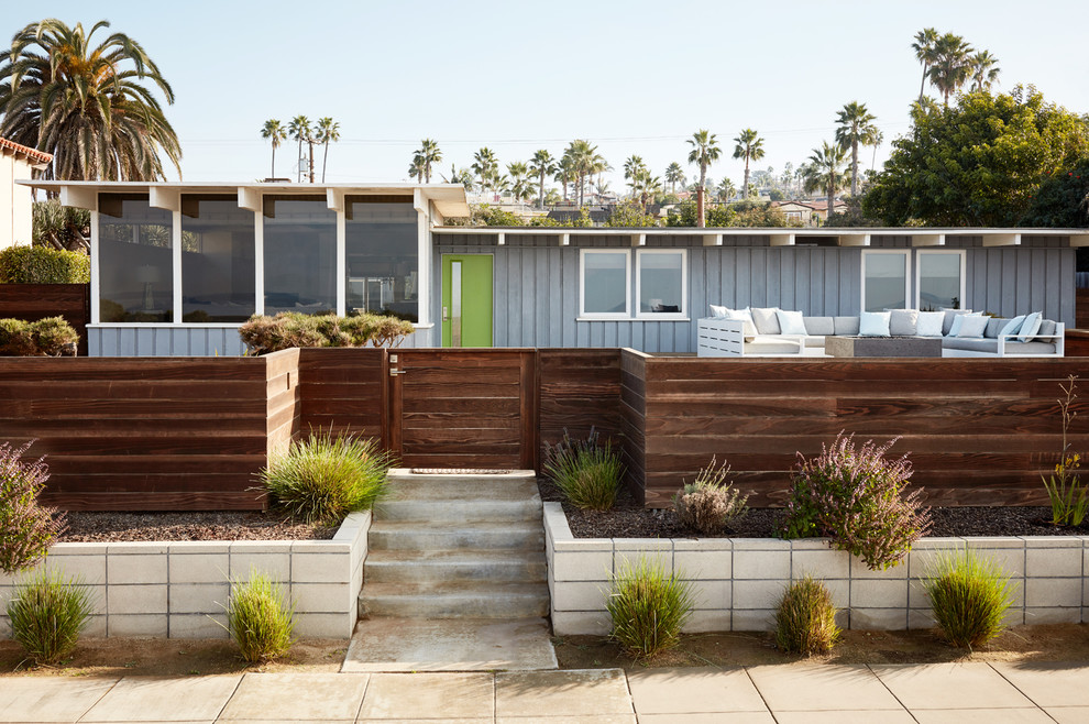 Design ideas for a midcentury one-storey grey house exterior in San Francisco with a flat roof.