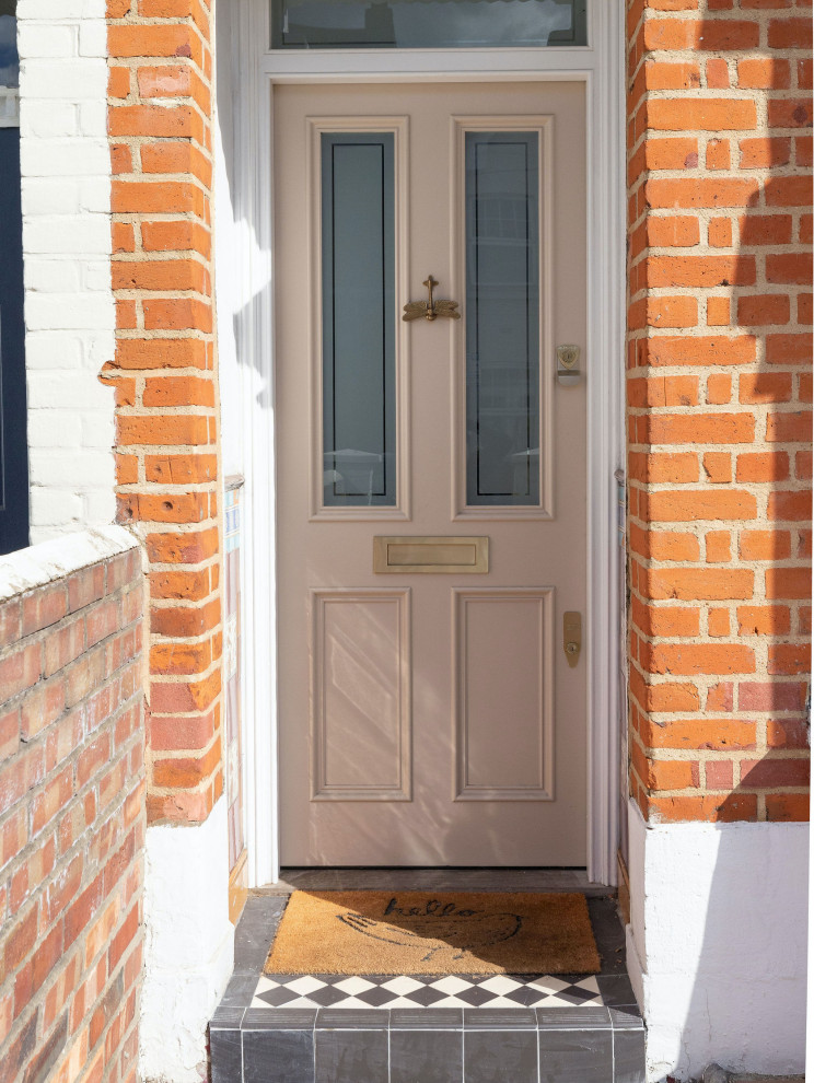Пример оригинального дизайна: маленькая входная дверь в современном стиле с полом из керамической плитки, одностворчатой входной дверью и разноцветным полом для на участке и в саду