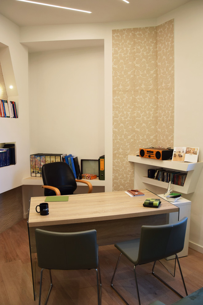 This is an example of a modern home office in Rome.