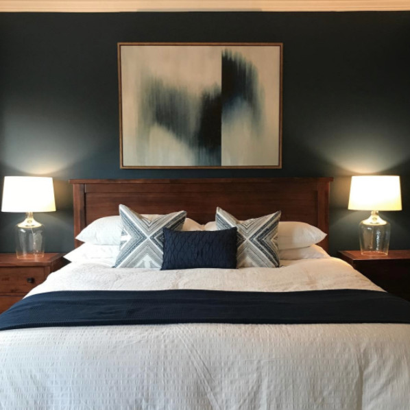 Photo of a mid-sized transitional guest bedroom in Portland with blue walls and no fireplace.
