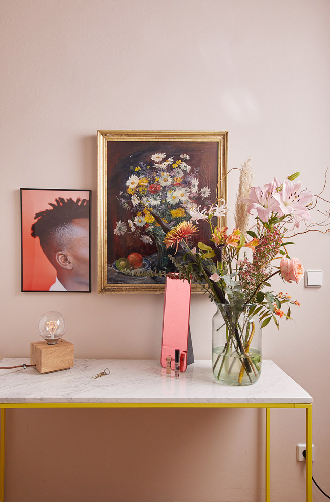 Moderner Flur mit rosa Wandfarbe in Berlin