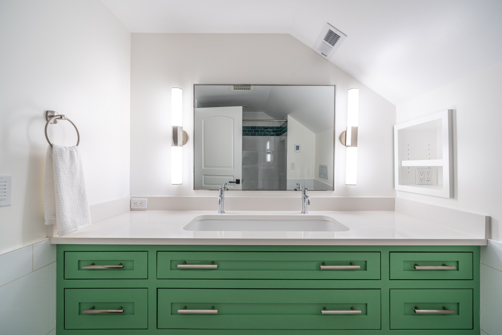 Exempel på ett modernt turkos turkost badrum för barn, med skåp i shakerstil, gröna skåp, ett badkar i en alkov, en dusch/badkar-kombination, en vägghängd toalettstol, vit kakel, keramikplattor, vita väggar, cementgolv, ett avlångt handfat, bänkskiva i kvarts, grått golv och dusch med duschdraperi