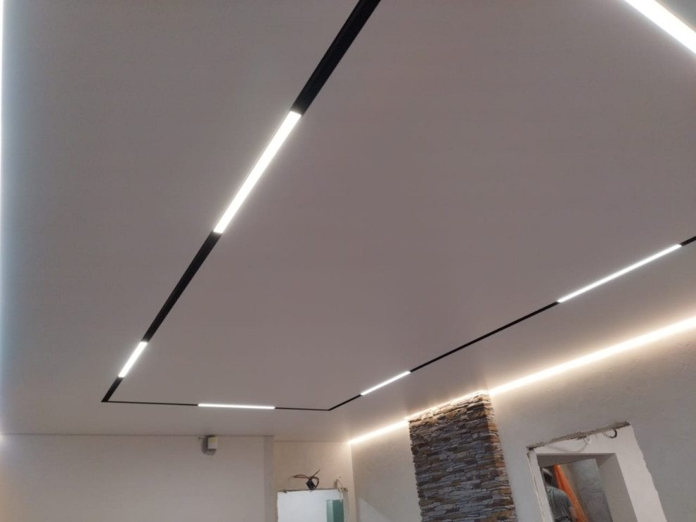 Натяжной потолок с утопленной низковольтной трековой системой Люмфер