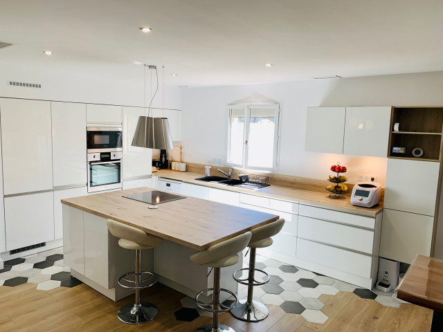 Garidech - Une cuisine ouverte blanche et bois en L - Moderno - Cucina