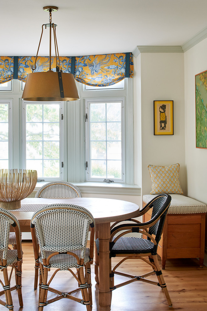 Idées déco pour une salle à manger ouverte sur la cuisine de taille moyenne avec un mur blanc, un sol en bois brun et un sol marron.