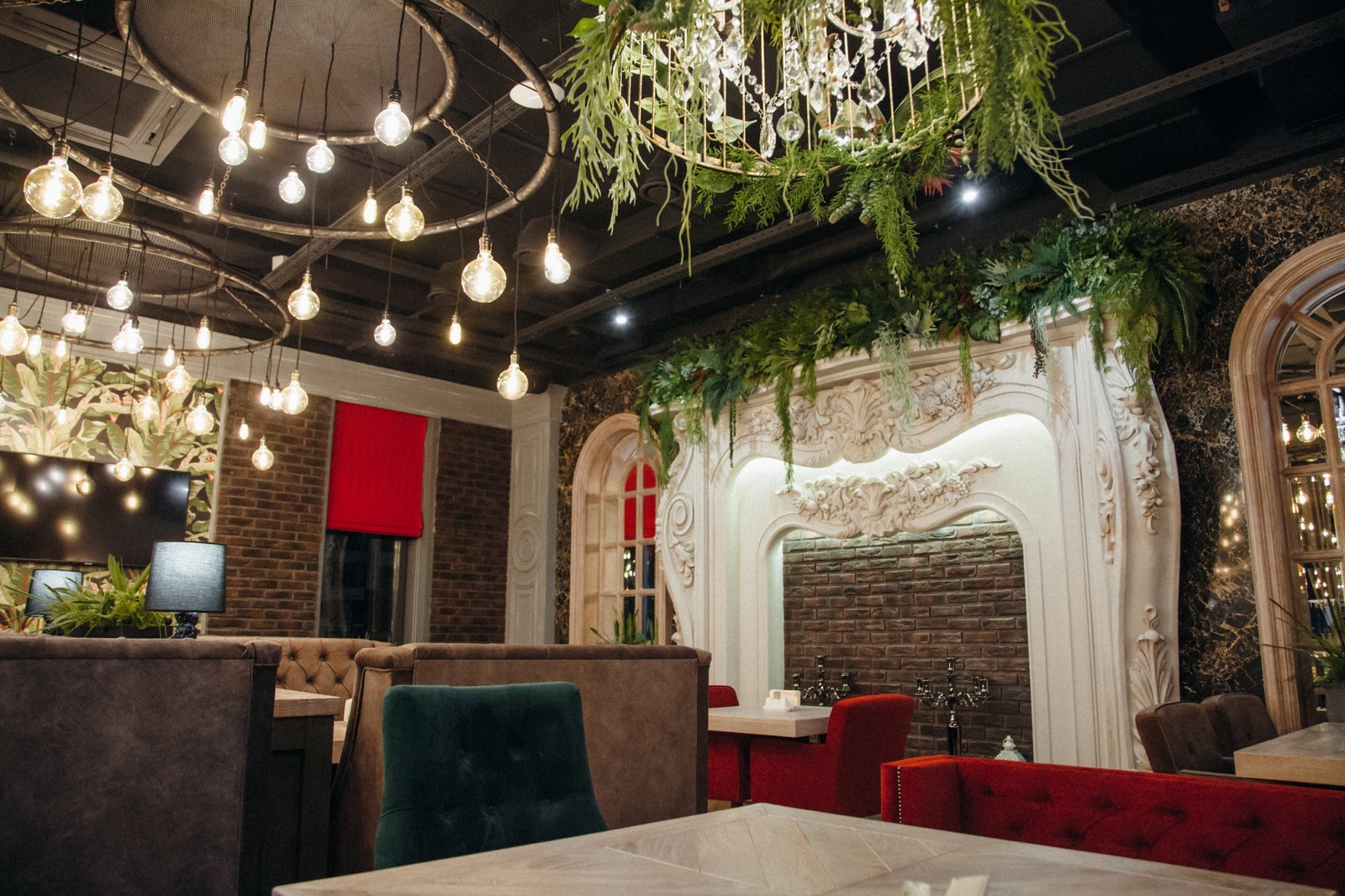 Прекрасное сочетание карниза и декорированной люстры