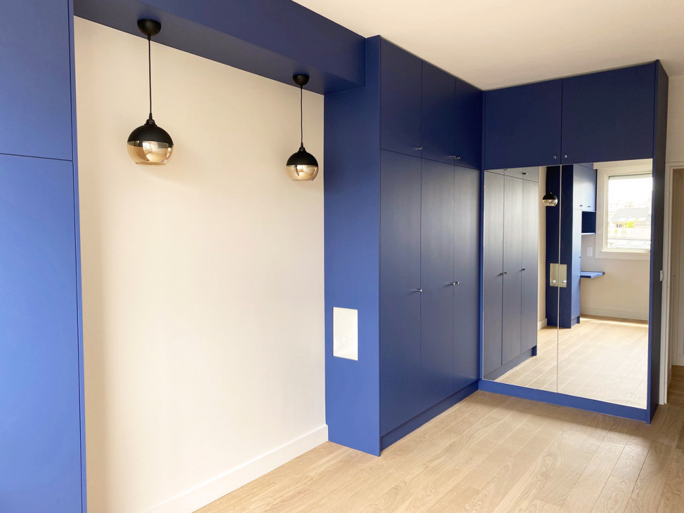 Mid-sized contemporary master bedroom in Nantes with blue walls and light hardwood floors.