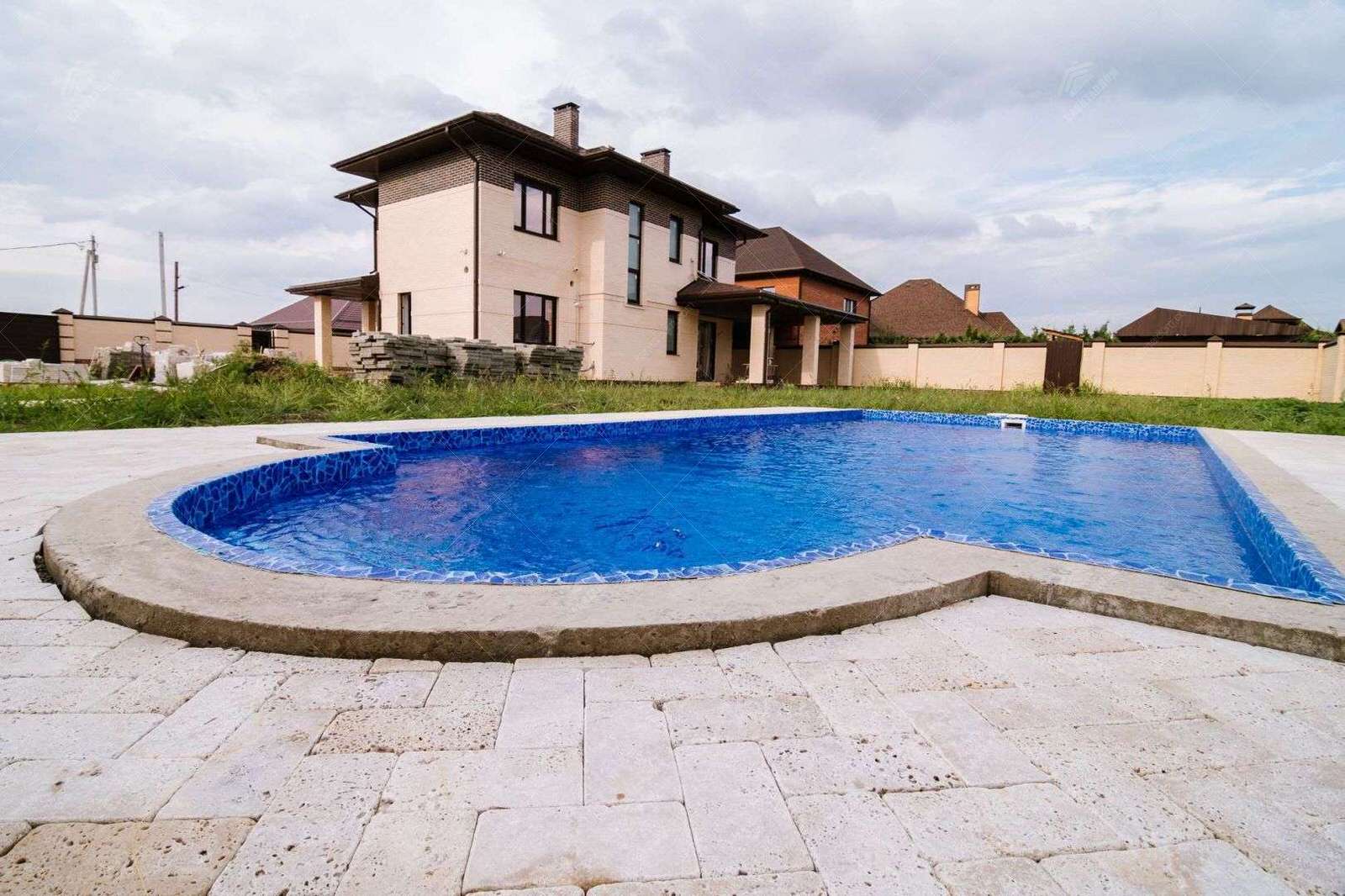 Дом с бассейном под Краснодаром