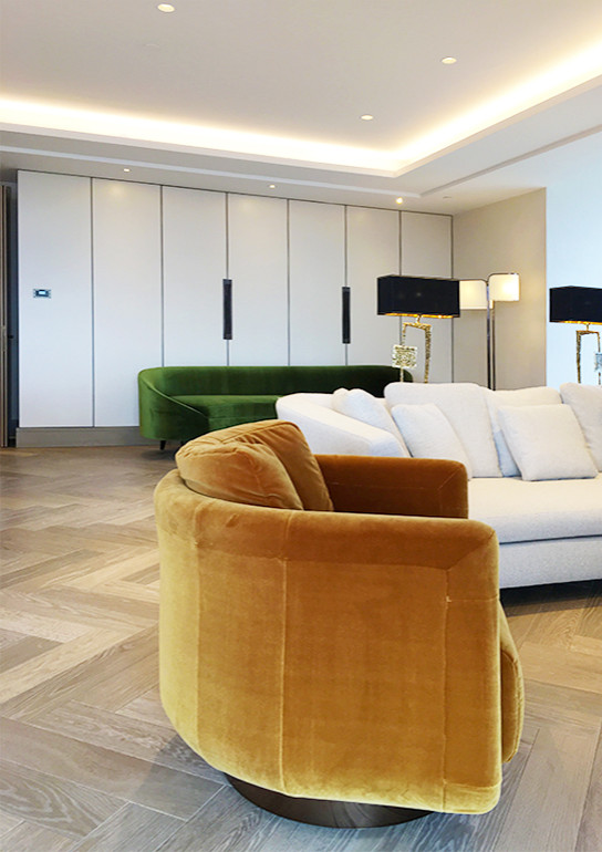 Idées déco pour un grand salon moderne ouvert avec une salle de réception, un mur beige, un sol en bois brun, un téléviseur encastré, un sol multicolore et un plafond à caissons.