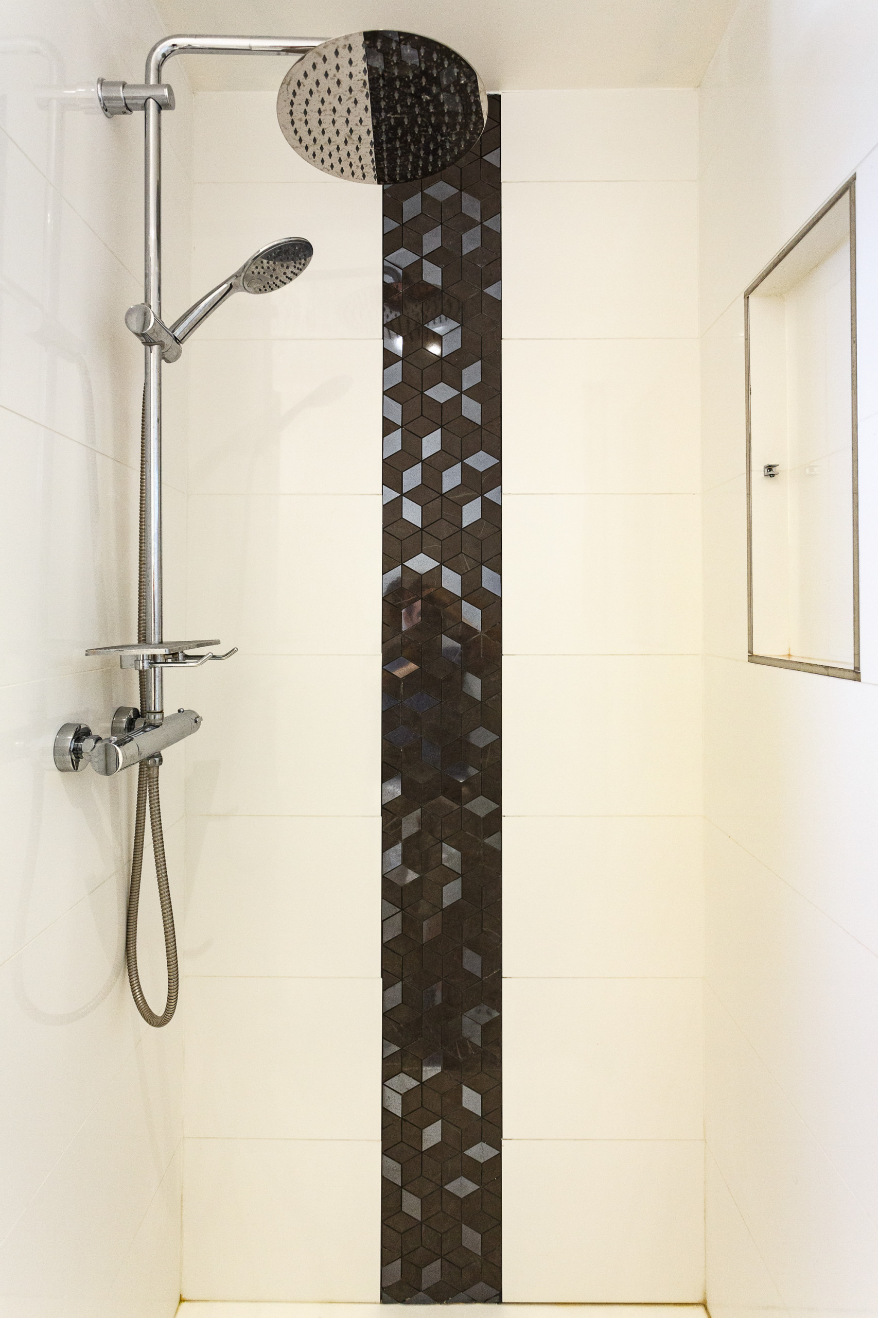 Une salle de douche black & white