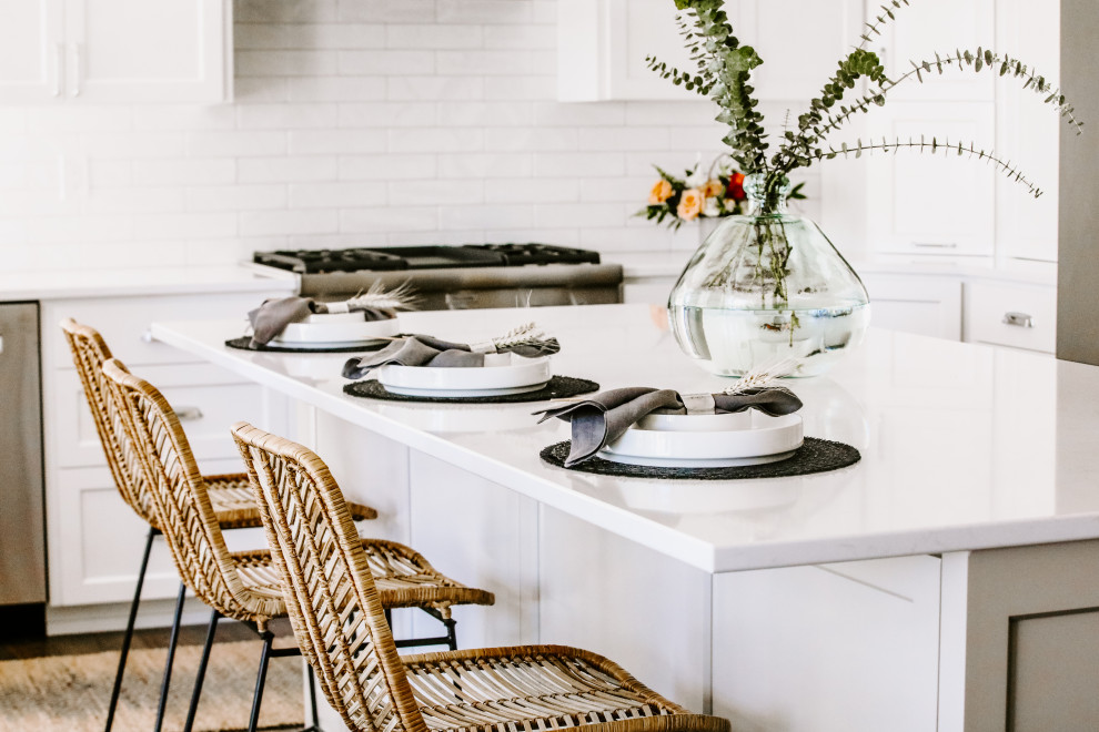 Example of a transitional home design design in Seattle