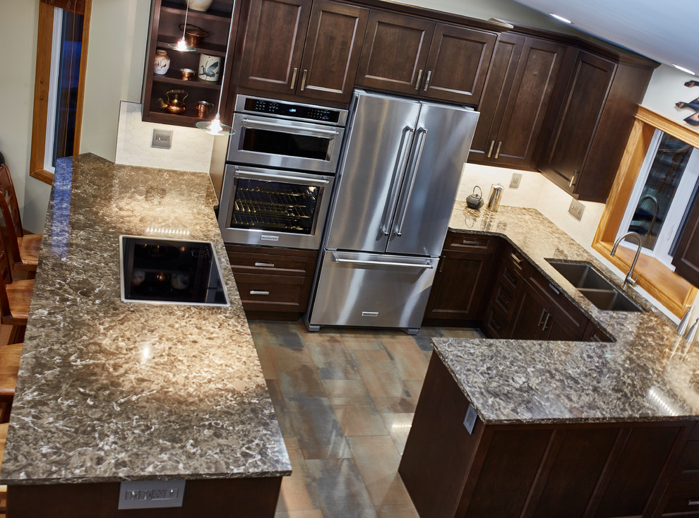 Example of a mid-sized transitional u-shaped porcelain tile eat-in kitchen design with an undermount sink, shaker cabinets, dark wood cabinets, quartz countertops, beige backsplash, stone tile backsplash, stainless steel appliances and a peninsula