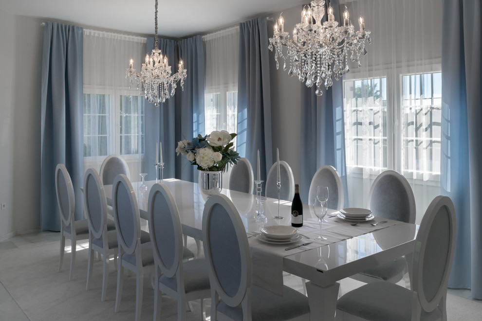 Foto de comedor clásico renovado extra grande con paredes grises y suelo de mármol