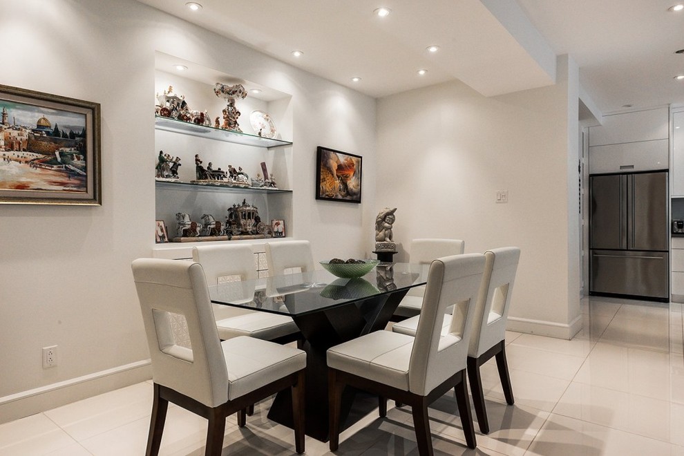This is an example of a contemporary dining room in Montreal.