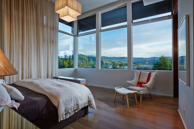 Modern Mountain Home sovrum