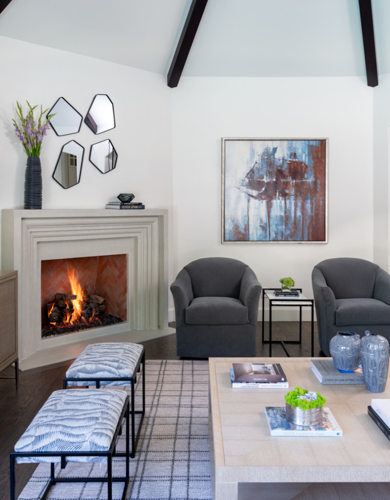 ダラスにあるトランジショナルスタイルのおしゃれなリビング (白い壁、濃色無垢フローリング、標準型暖炉、茶色い床、三角天井) の写真