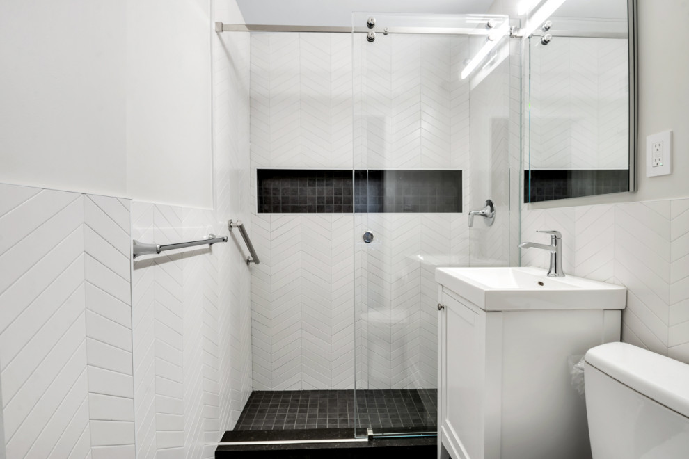 Inredning av ett modernt mellanstort grå grått en-suite badrum, med skåp i shakerstil, vita skåp, ett platsbyggt badkar, en dusch/badkar-kombination, en toalettstol med separat cisternkåpa, gul kakel, keramikplattor, vita väggar, klinkergolv i porslin, ett integrerad handfat, marmorbänkskiva, grått golv och dusch med skjutdörr