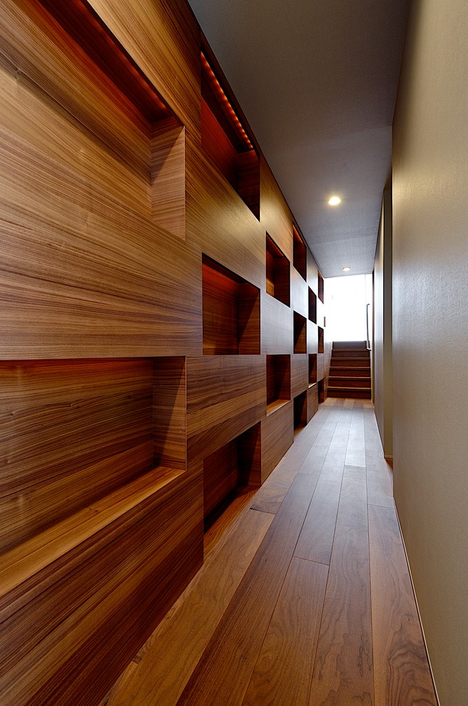 Design ideas for a contemporary hallway in Tokyo Suburbs with beige walls, dark hardwood floors and brown floor.