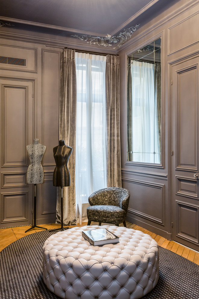 Photo of a transitional storage and wardrobe in Paris.