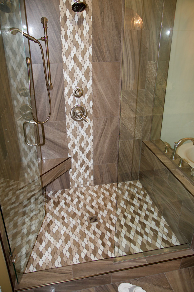 インディアナポリスにあるラグジュアリーなトランジショナルスタイルのおしゃれな浴室の写真