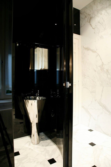 Private Vrabcha House modern-badezimmer