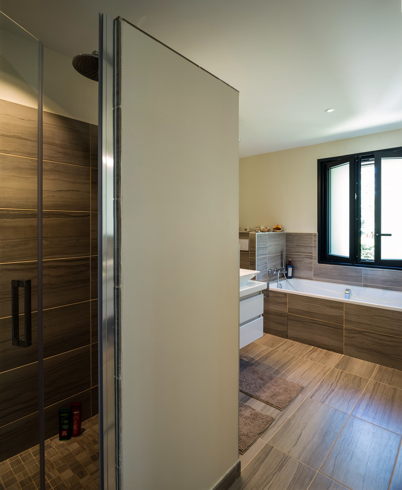 This is an example of a contemporary bathroom in Grenoble.