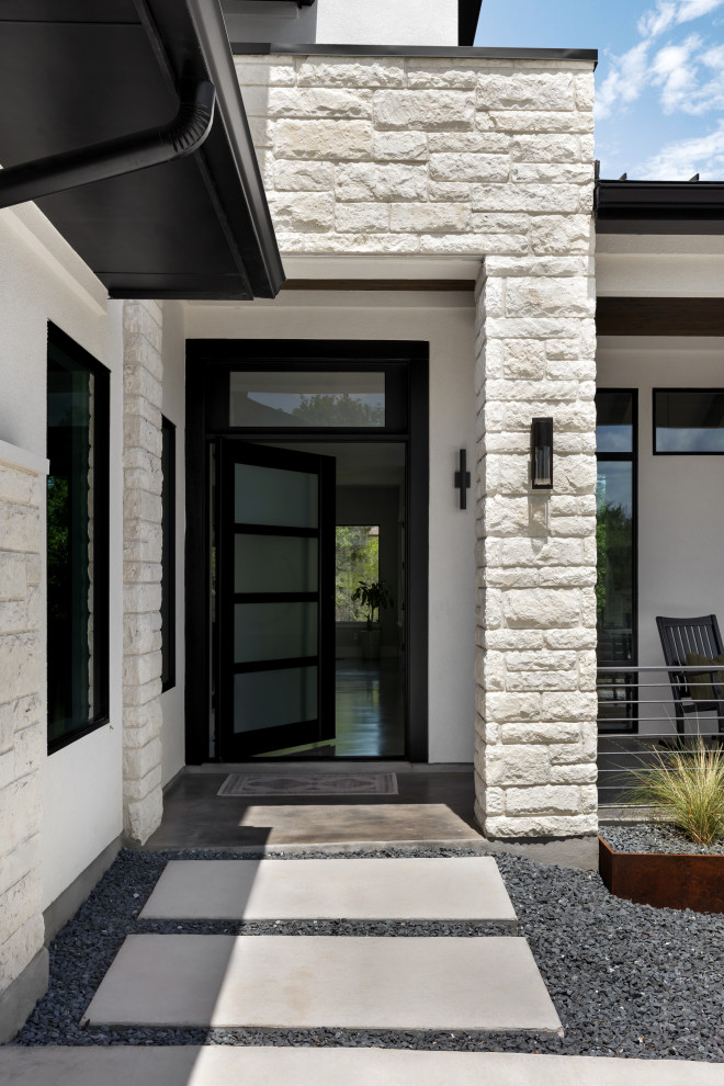 Zweistöckiges Modernes Einfamilienhaus mit Putzfassade, weißer Fassadenfarbe, Blechdach und schwarzem Dach in Austin