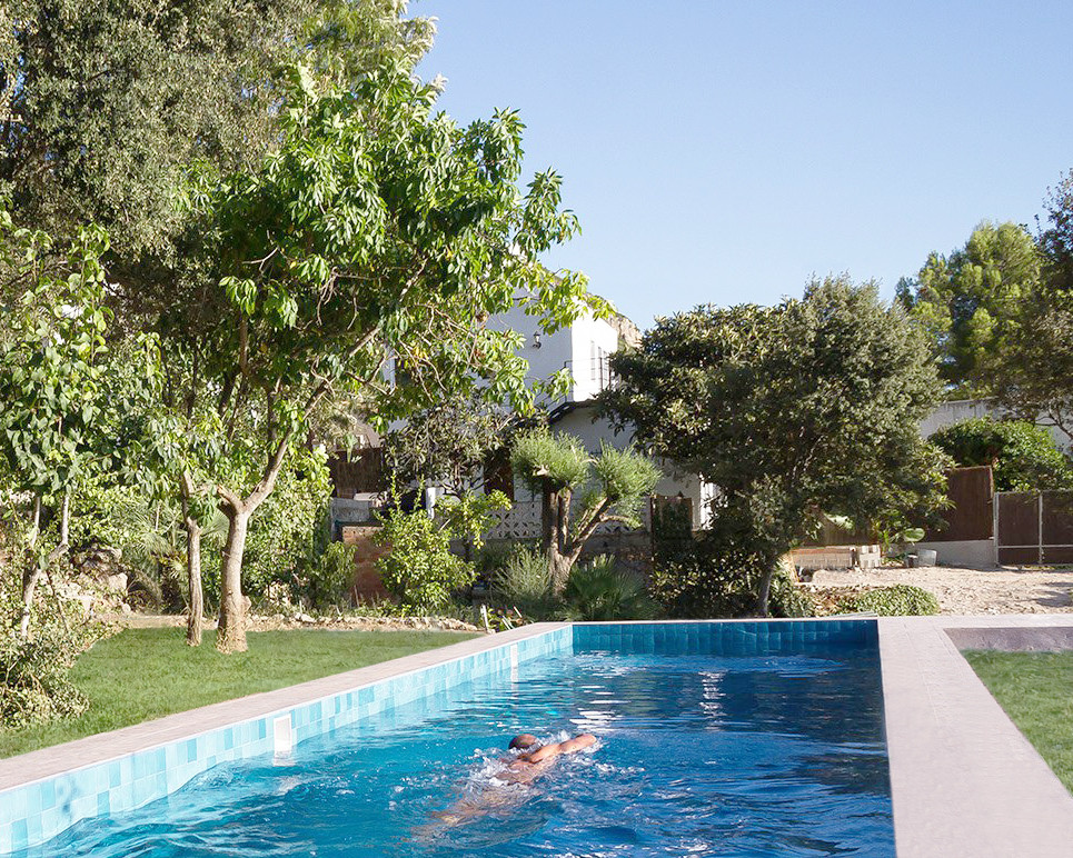 Mittelgroßer, Gefliester Mediterraner Infinity-Pool neben dem Haus in L-Form mit Pool-Gartenbau in Valencia