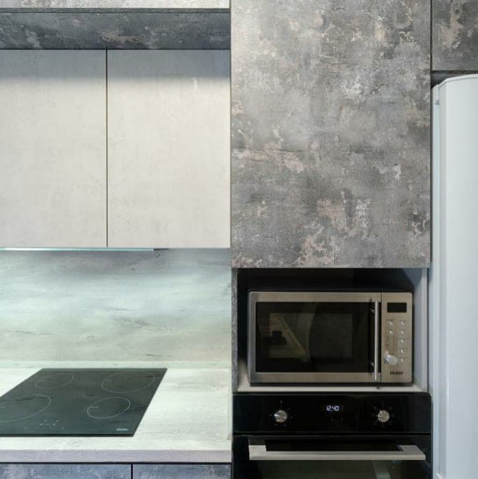 Idéer för ett stort industriellt grå kök, med en nedsänkt diskho, luckor med infälld panel, grå skåp, träbänkskiva, grått stänkskydd, stänkskydd i trä, svarta vitvaror, laminatgolv och brunt golv