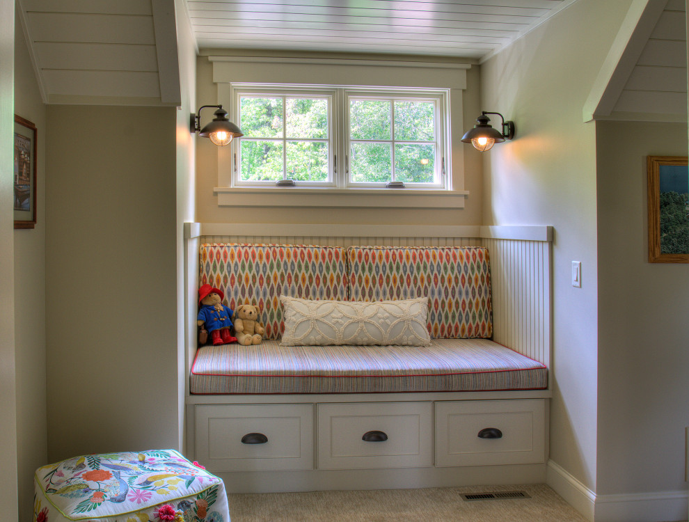 Kleines Landhausstil Gästezimmer mit weißer Wandfarbe, Teppichboden, beigem Boden und Holzdielendecke in Minneapolis