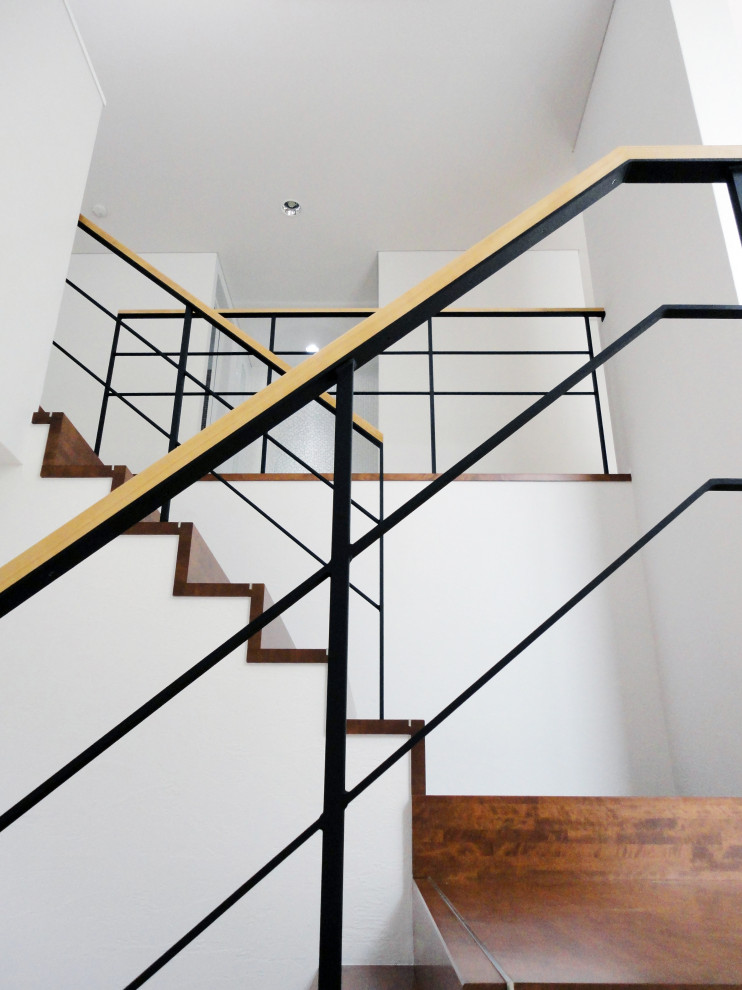 Пример оригинального дизайна: п-образная деревянная лестница в стиле рустика с деревянными ступенями и перилами из смешанных материалов