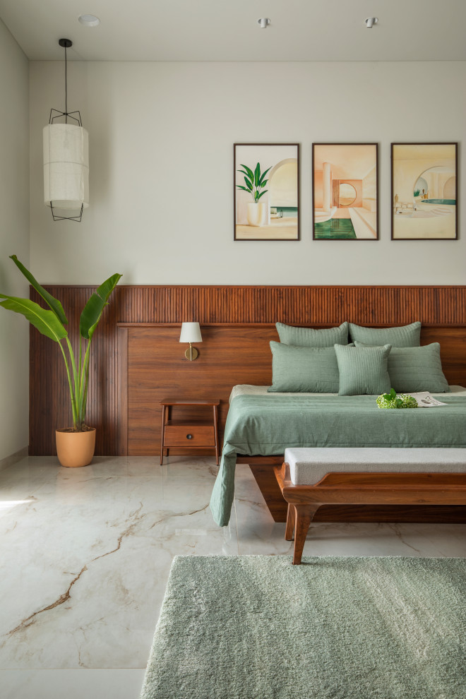 Idee per una camera da letto tropicale con pareti bianche e pavimento beige