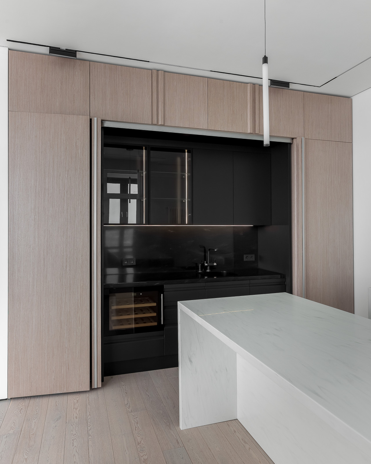 Кухонный остров и ниша из МДФ эмаль, скрытая за складными фасадами