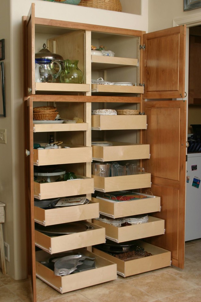 Inspiration for a mid-sized timeless linoleum floor kitchen remodel in Phoenix with shaker cabinets and light wood cabinets