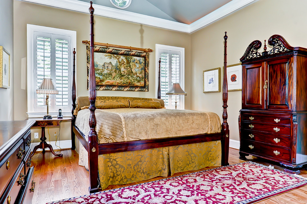 Design ideas for a traditional bedroom.