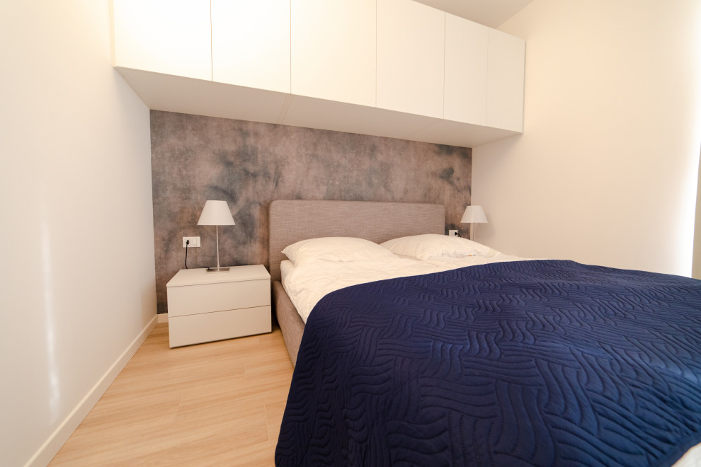 Стильный дизайн: хозяйская спальня среднего размера, в светлых тонах, в белых тонах с отделкой деревом в стиле модернизм с белыми стенами, деревянным полом и бежевым полом - последний тренд