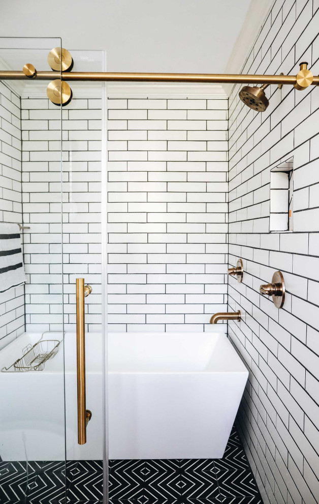 Inredning av ett modernt mellanstort vit vitt en-suite badrum, med skåp i shakerstil, skåp i ljust trä, ett fristående badkar, en dusch/badkar-kombination, en toalettstol med hel cisternkåpa, vit kakel, keramikplattor, vita väggar, cementgolv, ett fristående handfat, bänkskiva i kvarts, svart golv och dusch med skjutdörr