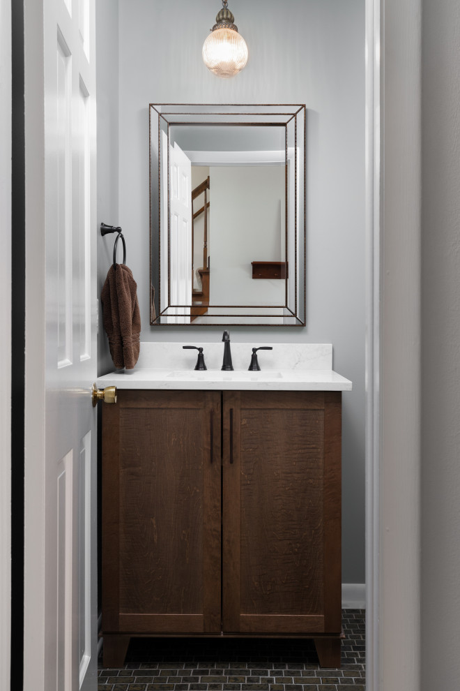 На фото: ванная комната среднего размера в стиле неоклассика (современная классика) с темными деревянными фасадами, столешницей из кварцита, зеленым полом, белой столешницей и тумбой под одну раковину